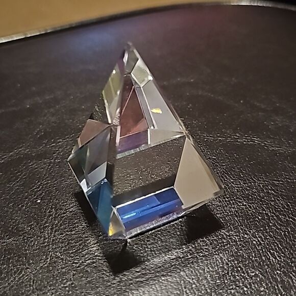 Pyramid Paper Weight Crystal 2 1/2" - Picture 4 of 5